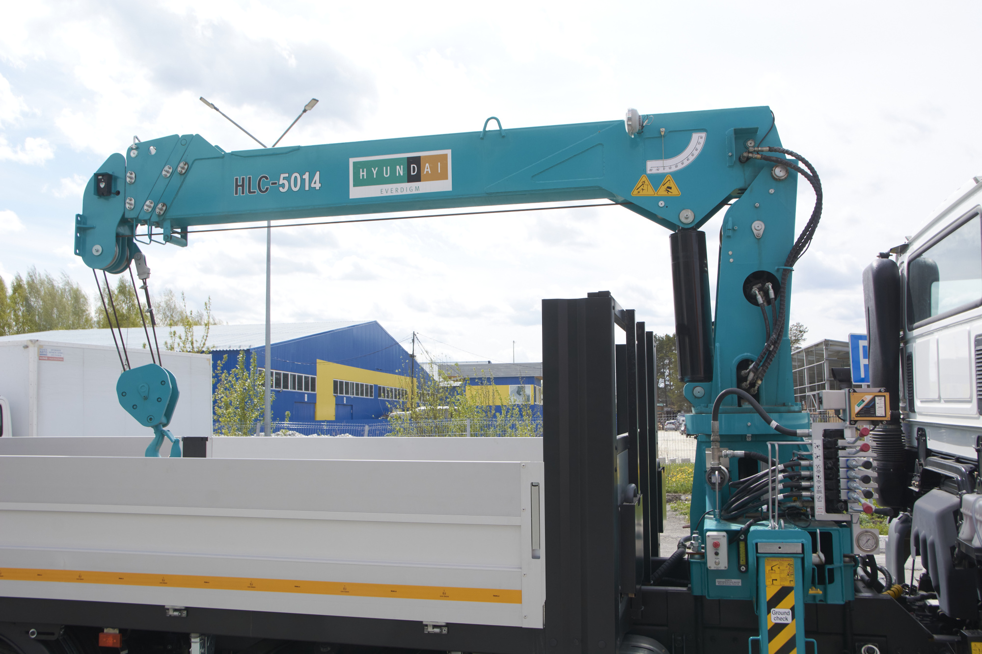 Бортовой автомобиль с КМУ DAEWOO Novus CC4CT фото