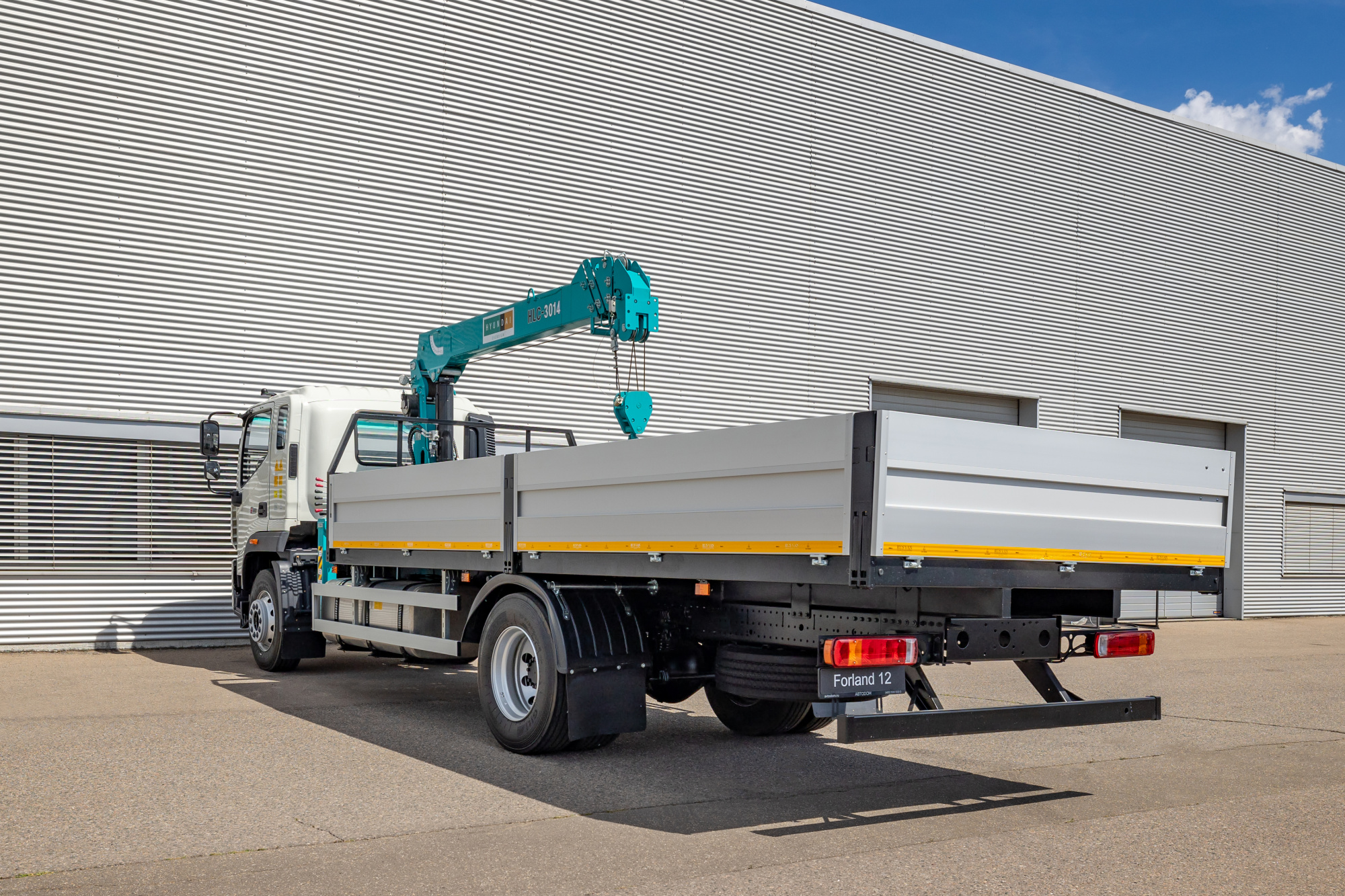 Бортовой автомобиль с КМУ Forland 12 фото