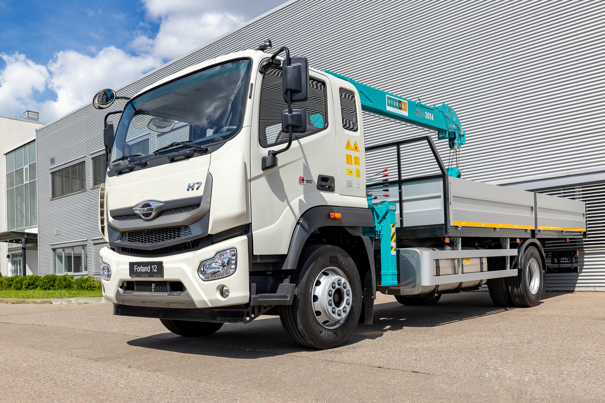 Бортовой автомобиль с КМУ Forland 12 фото