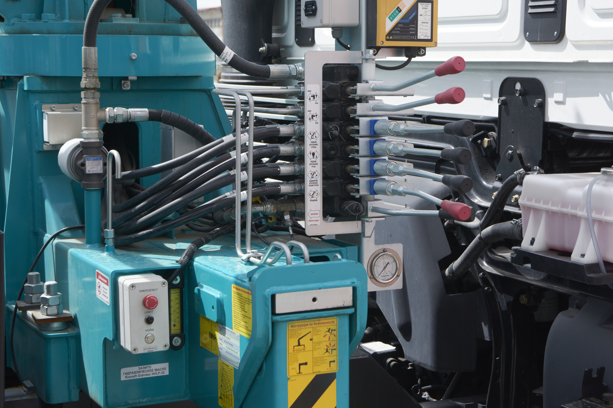 Бортовой автомобиль с КМУ DAEWOO Novus CC4CT фото